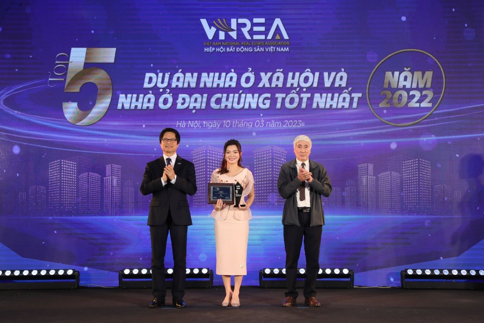 Bà Nguyễn Ngọc Ánh – Phó Chủ tịch HĐQT Kim Oanh Group -  nhận giải “Top 5 dự án nhà ở xã hội và đại chúng tốt nhất năm 2022” cho dự án RichHome 3