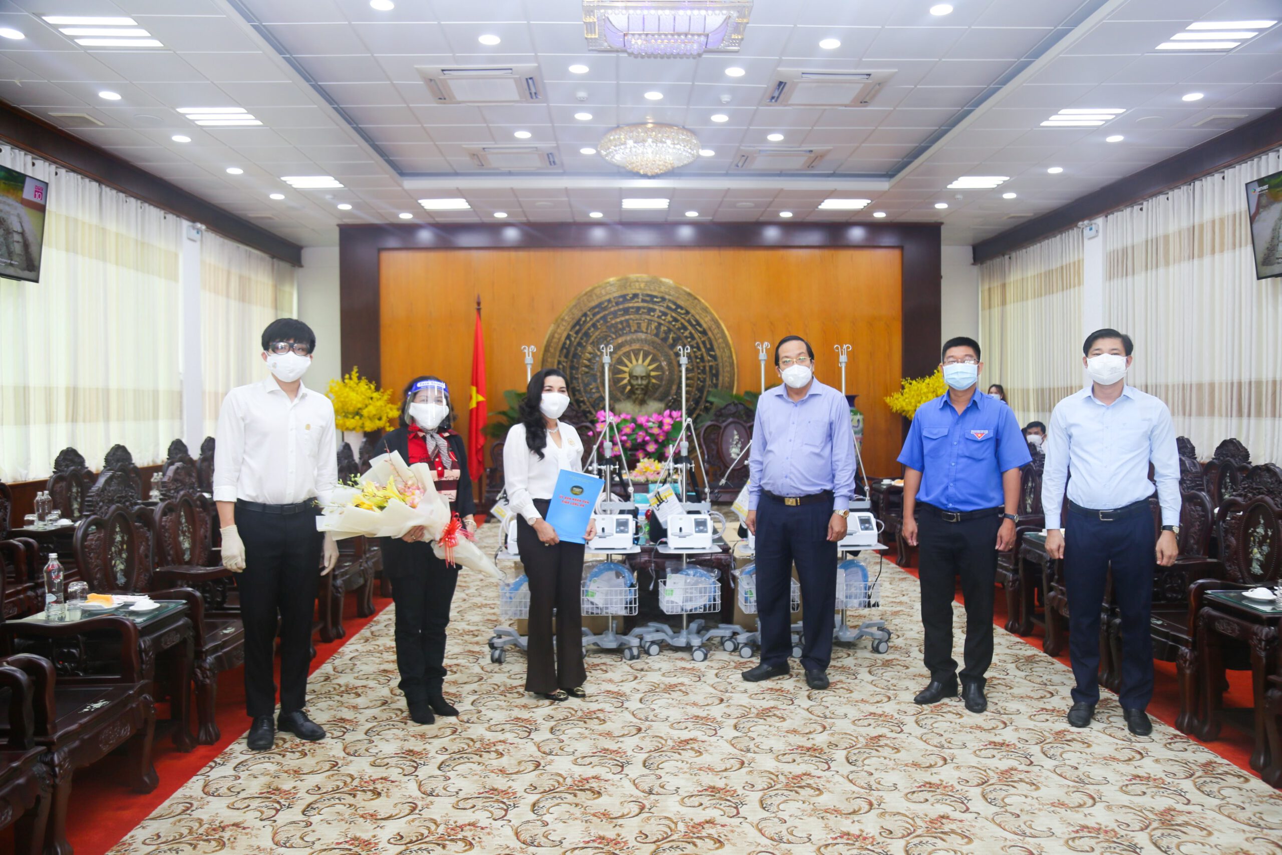 Doanh nhân Đặng Thị Kim Oanh - Chủ tịch Tập đoàn Kim Oanh nhận kỷ niệm chương tại Lễ trao giải “Nhân vật truyền cảm hứng 2021”.
