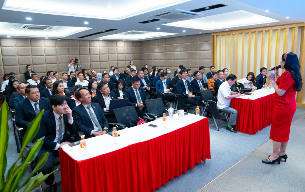 Đội ngũ lãnh đạo và quản lý Kim Oanh Group tham gia cuộc họp định hướng mới của Tập đoàn khi hợp tác với Sumitomo Forestry