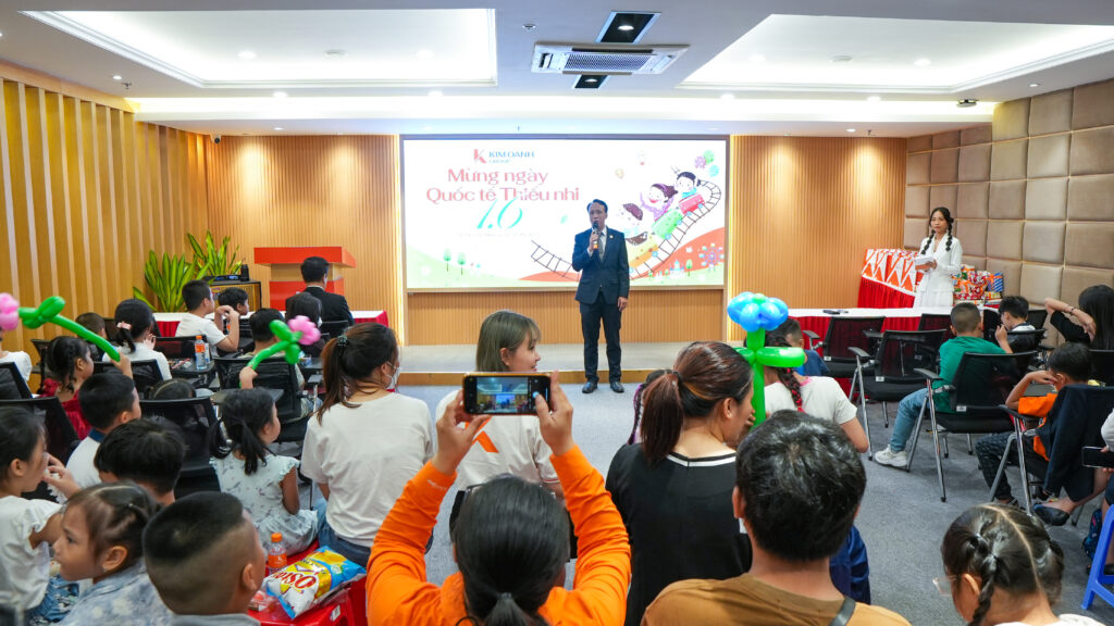 Ông Nguyễn Lương Thọ - Phó Tổng Giám đốc Vận hành Tập đoàn giao lưu với các em thiếu nhi tại chương trình