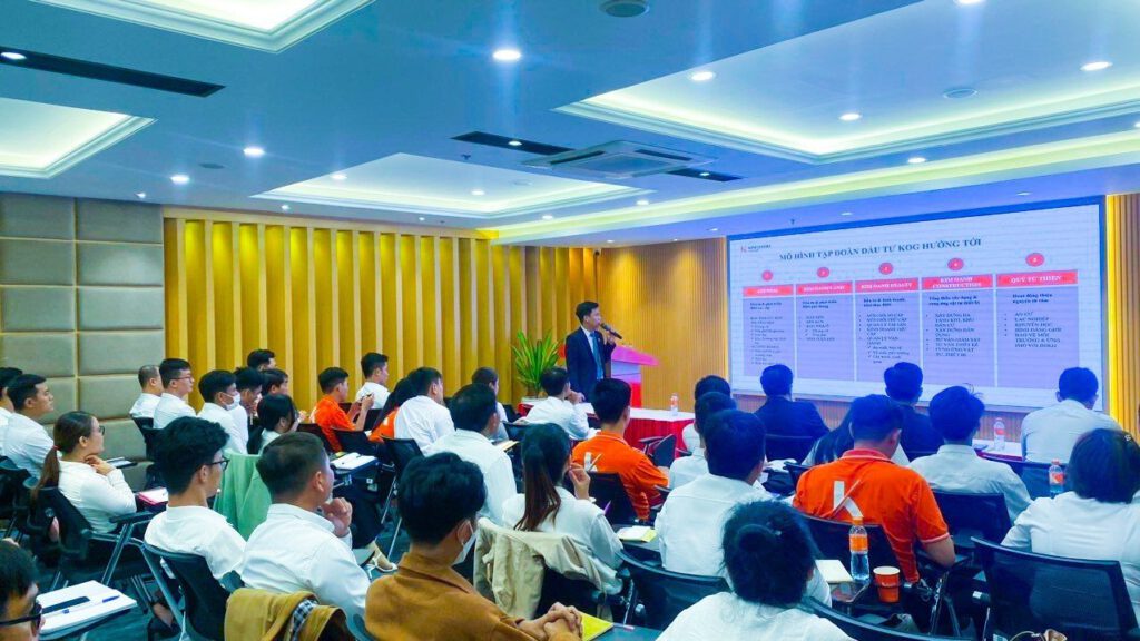 Ông Nguyễn Quang Minh – Phó Giám đốc Tuyển dụng Kim Oanh Group giới thiệu tổng quan về Tập đoàn