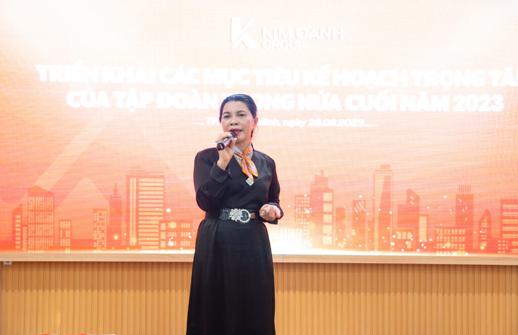 Bà Đặng Thị Kim Oanh – Chủ tịch HĐQT, Tổng Giám đốc tập đoàn động viên hệ thống nỗ lực và tận dụng tốt những cơ hội phát triển giai đoạn cuối năm