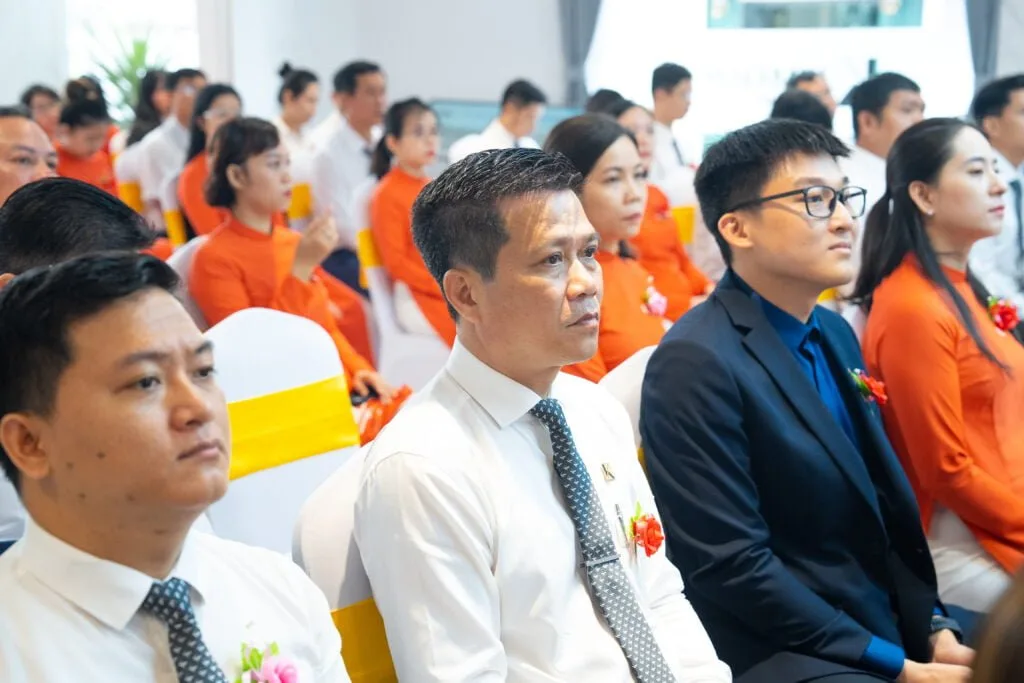 Mỗi bông hoa hồng được cài trên ngực áo như gợi nhắc mỗi cán bộ nhân viên Kim Oanh Group phải luôn ghi nhớ công ơn sinh thành, dưỡng dục của cha mẹ và phải ý thức sâu sắc về bổn phận, trách nhiệm của con cái đối với các đấng sinh thành.