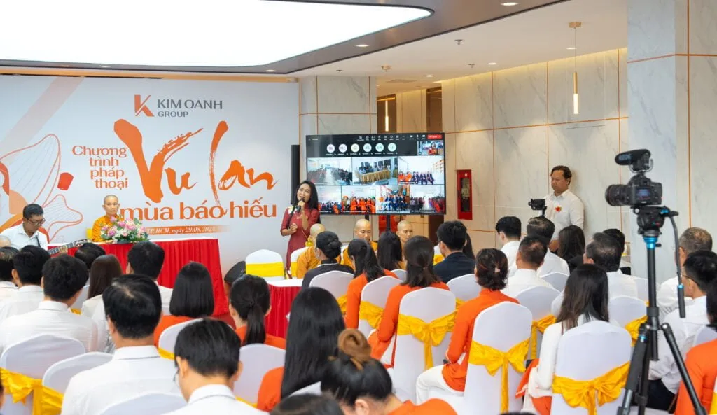 Lãnh đạo và nhân viên Kim Oanh Group cùng lắng lòng mình lại qua ca khúc Thiền tâm do ca sĩ Hạnh Nguyên trình bày.