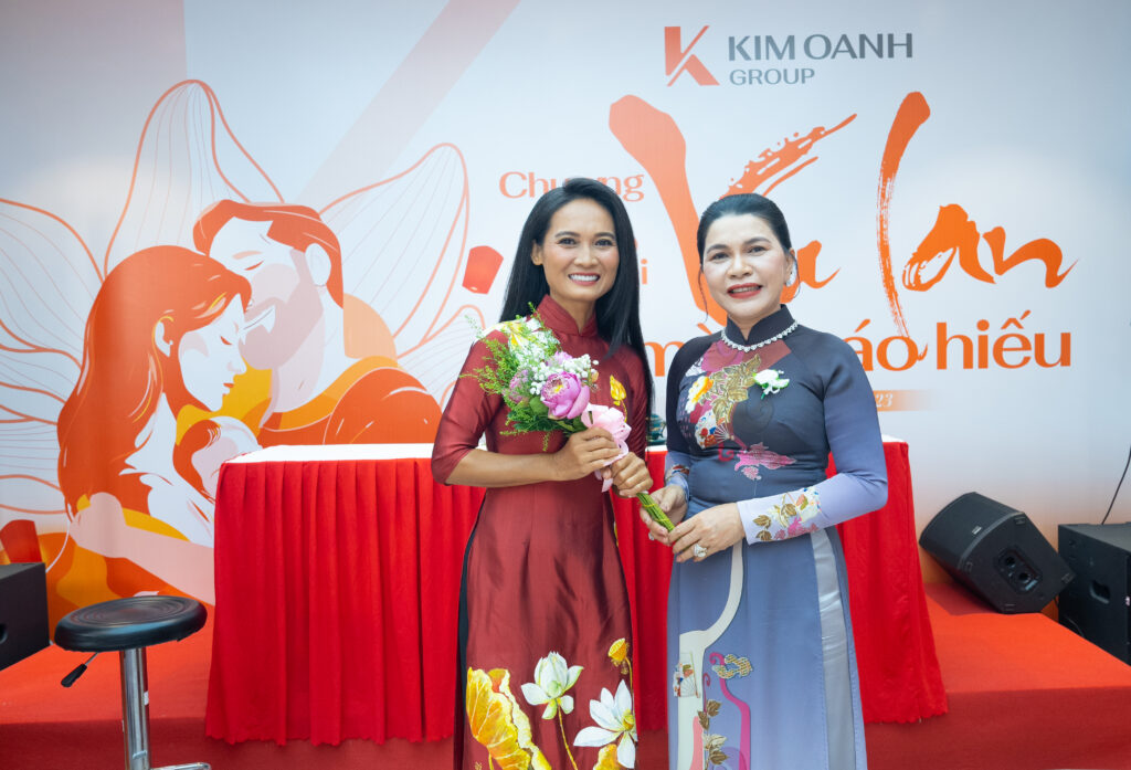 Bà Đặng Thị Kim Oanh – Chủ tịch HĐQT, Tổng Giám đốc Kim Oanh Group tặng hoa thay cho lời cảm ơn đến ca sĩ Hạnh Nguyên.