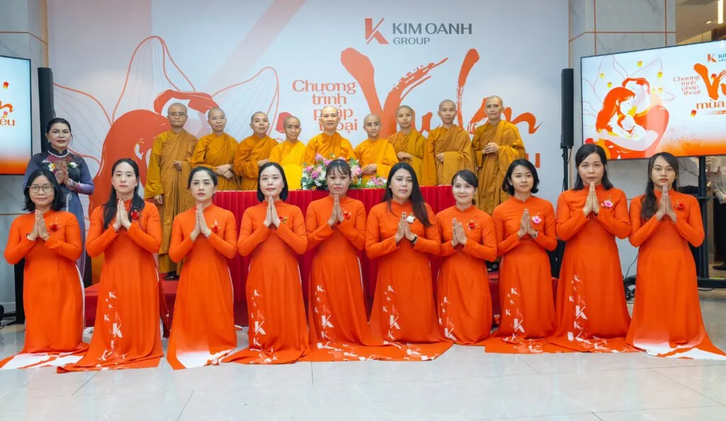 Lãnh đạo và nhân viên Kim Oanh Group chụp ảnh lưu niệm cùng khách mời tại chương trình.