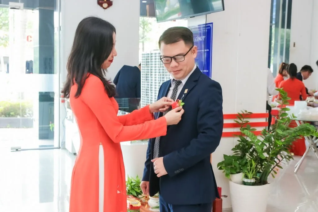 Lãnh đạo và nhân viên Kim Oanh Group thực hiện nghi thức “Bông hồng cài áo”. Hoa đỏ cài lên áo những người con vẫn còn đầy đủ cả Cha lẫn Mẹ; Hoa hồng cài lên áo những người còn vẫn còn Cha hoặc còn Mẹ; Hoa trắng được cài lên áo những người con không may đã mất cả Cha lẫn Mẹ.