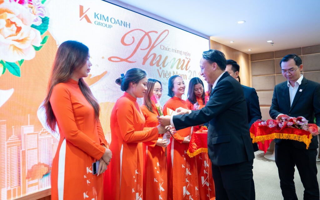 Không chỉ là những lời chúc, các chị em còn được nhận hoa và những món quà bất ngờ từ Công đoàn Kim Oanh Group.