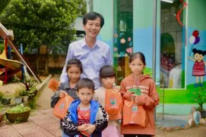 Ông Nguyễn Đức Liên – Cố vấn Truyền thông Tập đoàn Kim Oanh, Chủ tịch danh dự Quỹ Từ thiện Kim Oanh cùng các em học sinh dẫn tộc thiểu số tại huyện Sơn Hà, tỉnh Quảng Ngãi.