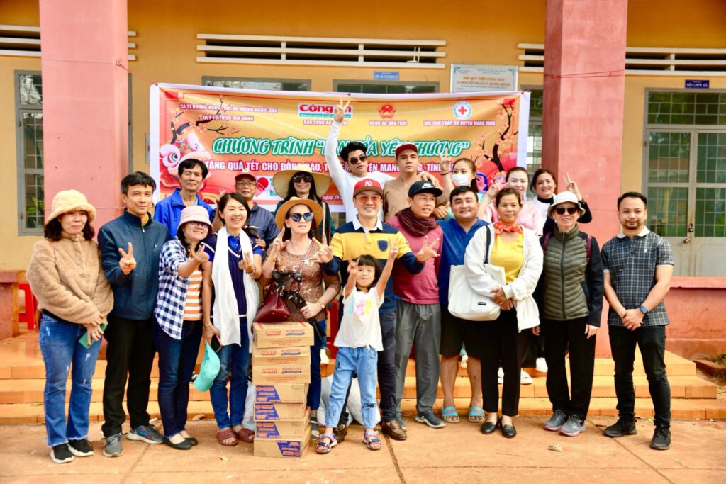 Đoàn từ thiện chụp hình lưu niệm tại xã Đăk Trôi, huyện H.Mang Yan, tỉnh Gia Lai