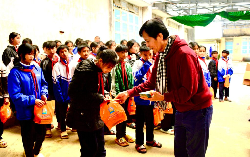 Cố vấn Truyền thông Tập đoàn Kim Oanh tặng quà, lì xì cho học sinh dân tộc Mơ Nâm