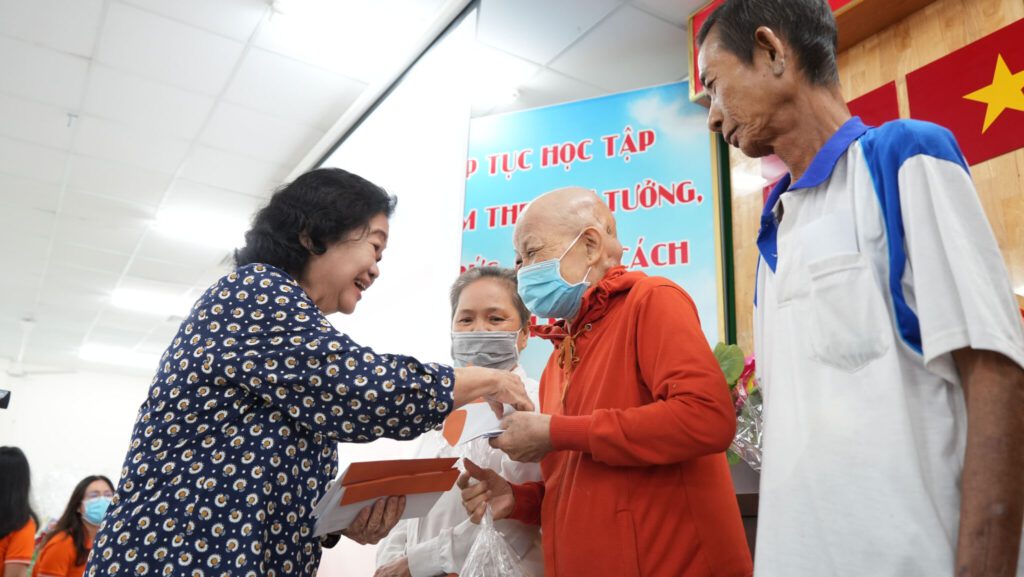 Bà Trương Mỹ Hoa tặng quà tết cho bà con bệnh nhân tại bệnh viện sáng 2/1, nhằm 22 âm lịch