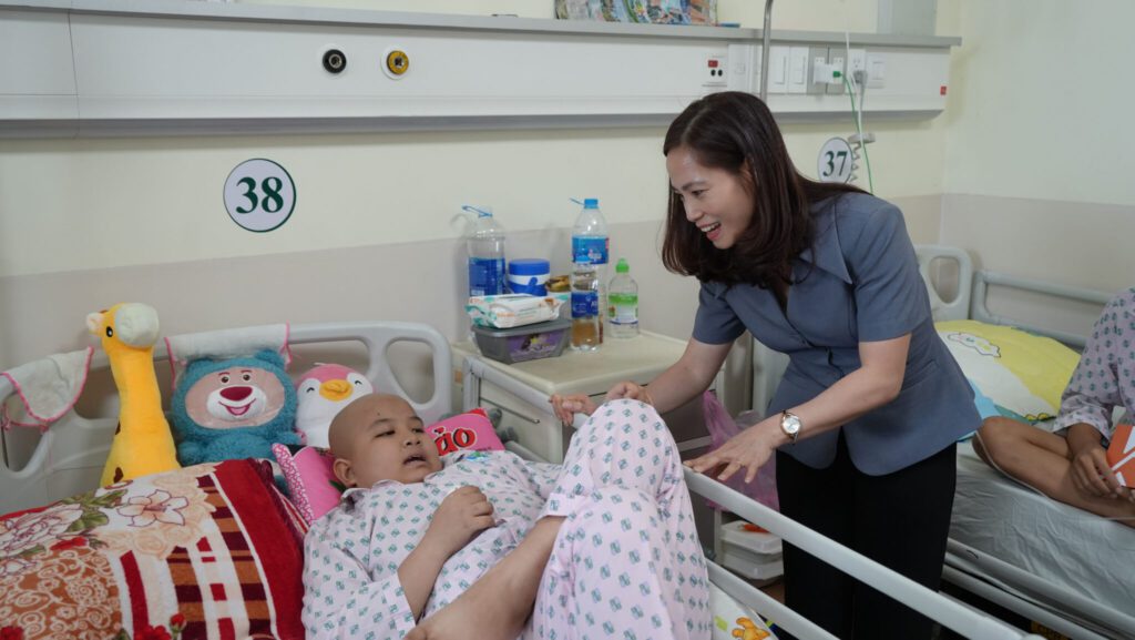 Bà Nguyễn Thị Hiền, Phó Giám đốc Quỹ Bảo trợ Trẻ em Việt Nam thăm hỏi bệnh nhi tại khoa điều trị bệnh viện Ung bướu