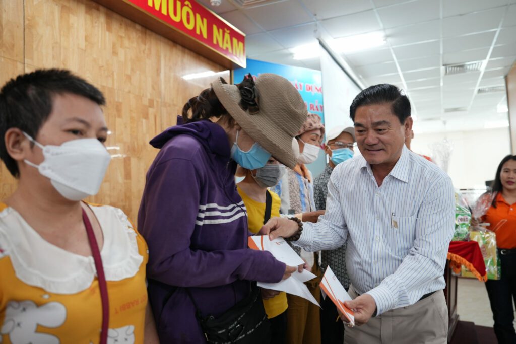 Ông Nguyễn Thuận – Phó Chủ tịch HĐQT Kim Oanh Group tặng quà cho bà con tại bệnh viện Chợ Rẫy