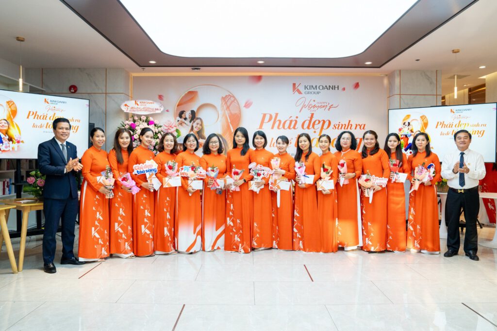 Phái đẹp Kim Oanh Group nhận quà 8-3 tại trụ sở Kim Oanh Group