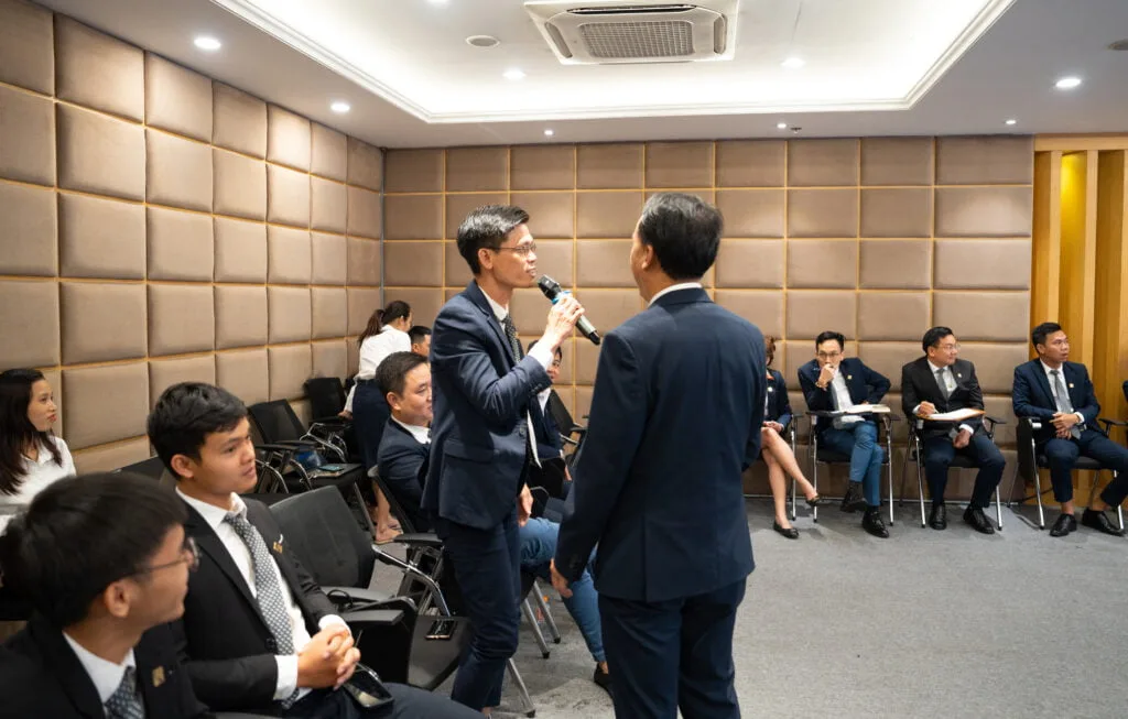 Phần trò chơi “Vượt chướng ngại vật” thu hút các ĐSVHTN tham gia giải mã các ô chữ để tìm ra từ khóa chính là “BỘ CHUẨN MỰC.”