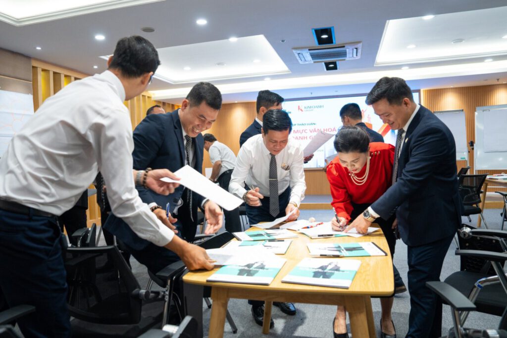 Lãnh đạo cấp cao của Kim Oanh Group tại buổi thảo luận chuyên sâu nhằm xây dựng hoàn thiện Bộ Chuẩn mực văn hóa doanh nghiệp diễn ra vào ngày 19 và 20/3 vừa qua