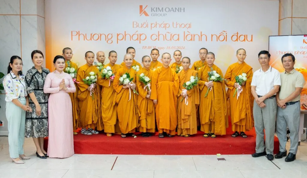 HĐQT Tập đoàn chụp ảnh lưu niệm cùng Ni sư Thích Nữ Hằng Liên và chư ni