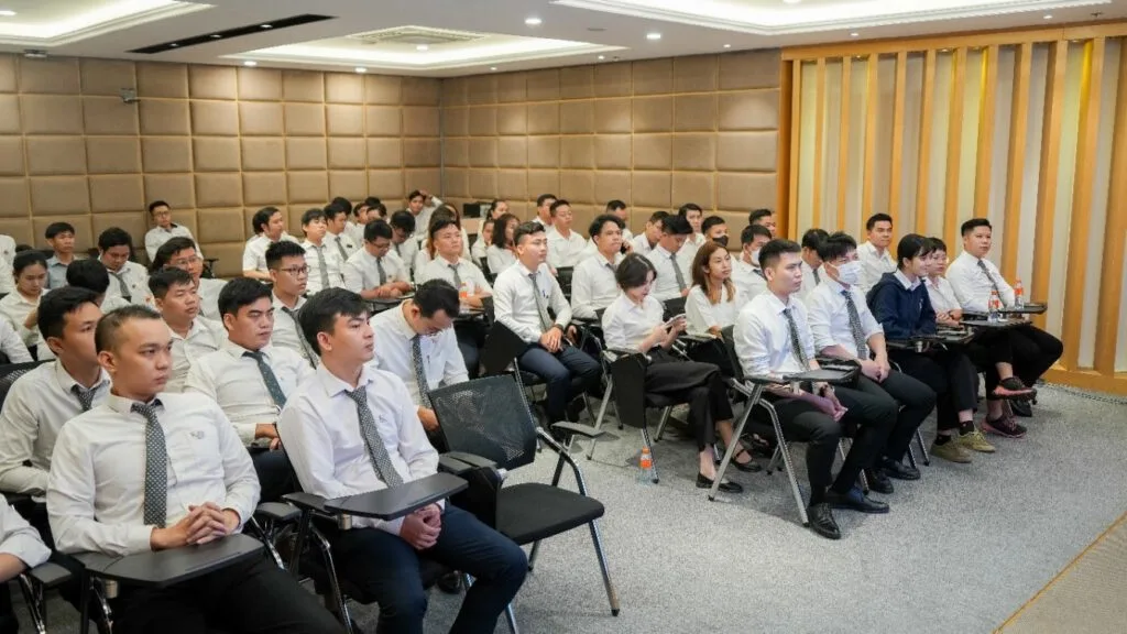 Nhân viên Khối Văn phòng nghe pháp thoại trực tuyến tại phòng hội nghị 3.3 Trụ sở Tập đoàn