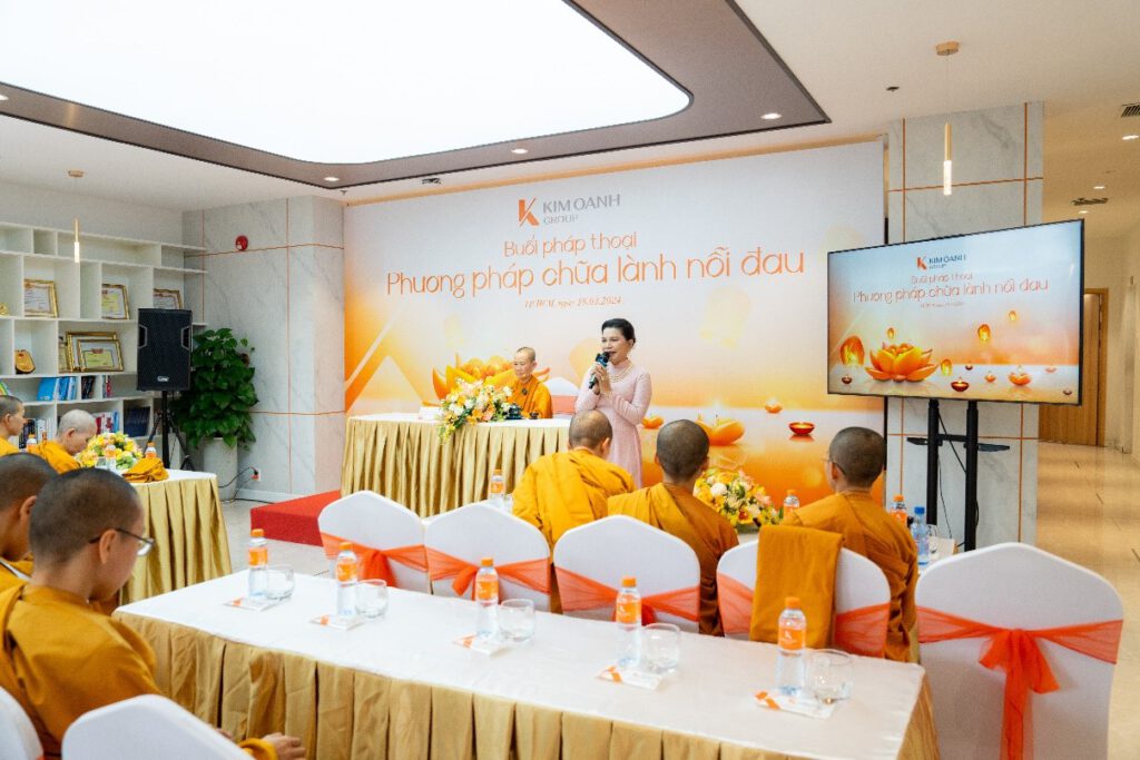 Bà Đặng Thị Kim Oanh – Chủ tịch HĐQT, Tổng Giám đốc Tập đoàn chia sẻ mở đầu buổi pháp thoại