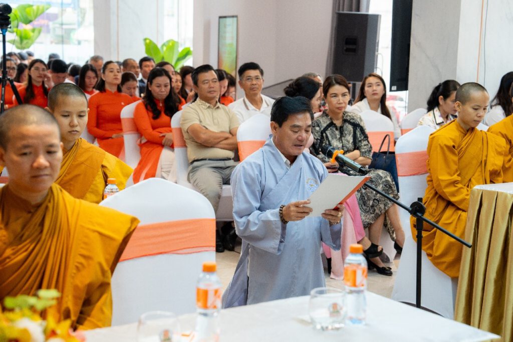 Ông Nguyễn Thuận – Phó Chủ tịch HĐQT Tập đoàn tác bạch tri ân đến Ni sư Thích Nữ Hằng Liên và chư ni