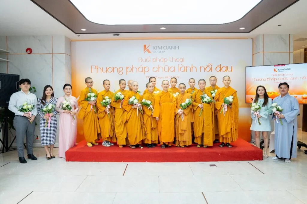 HĐQT Tập đoàn chụp ảnh lưu niệm cùng Ni sư Thích Nữ Hằng Liên và chư ni