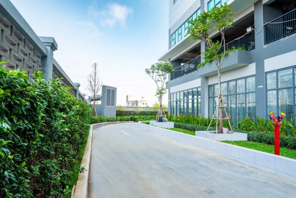 Lối đi Legacy Prime thoáng đãng và tràn ngập mảng xanh, chờ đón các cư dân nhận nhà vào tháng 4 này