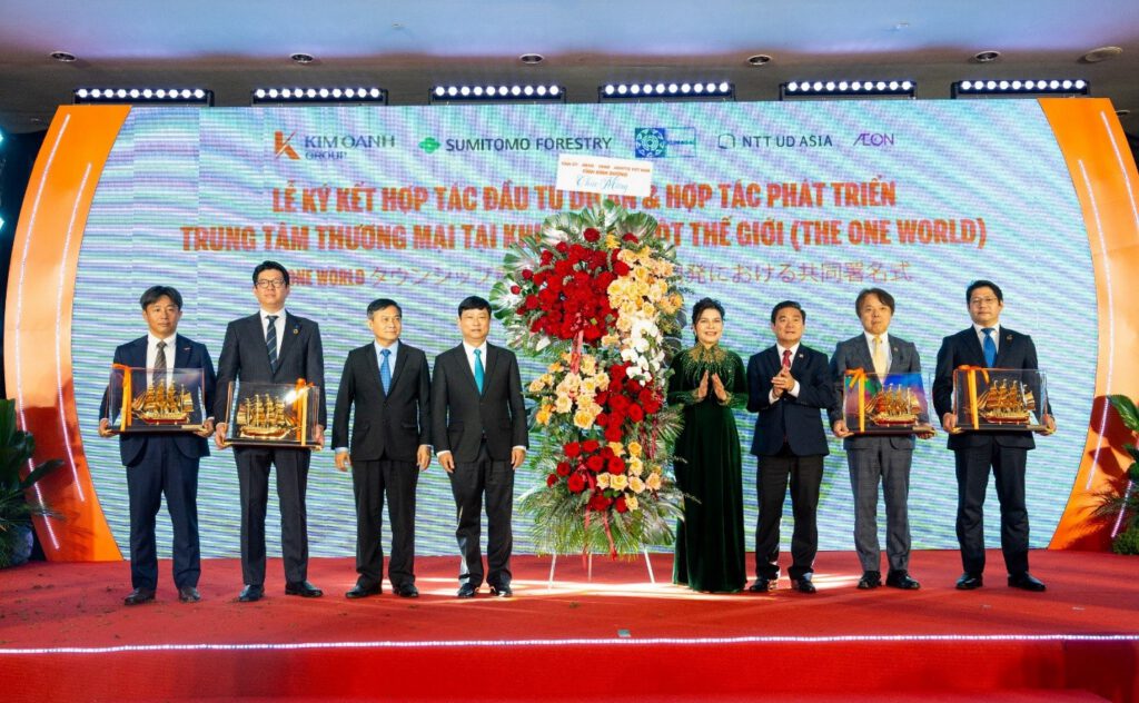 Ông Võ Văn Minh, Phó bí thư Tỉnh ủy, Chủ tịch tỉnh Bình Dương tặng hoa chúc mừng sự hợp tác của các doanh nghiệp, hứa hẹn đóng góp cho sự phát triển của tỉnh