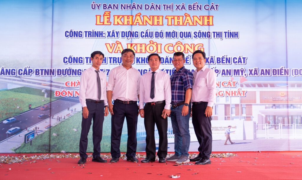Ông Nguyễn Thuận – Phó Chủ tịch HĐQT Kim Oanh Group (giữa) cùng các lãnh đạo Tập đoàn chụp ảnh lưu niệm tại buổi lễ