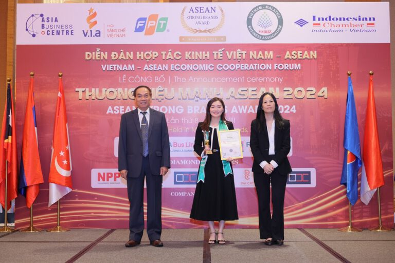 Bà Nguyễn Ngọc Ánh nhận giải thưởng Top 10 Thương hiệu mạnh ASEAN 2024 cho Kim Oanh Group