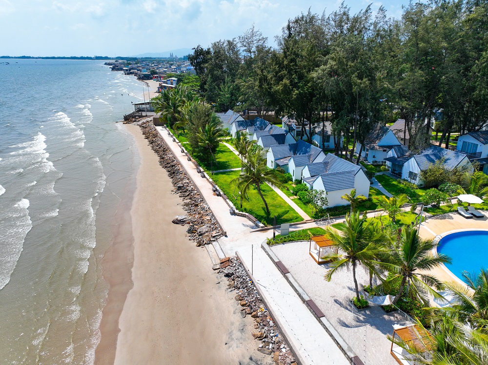 Resort sở hữu bãi biển dài, bờ cát trắng mịn và làn nước biển xanh mát, mang đến cho du khách không gian thư giãn lý tưởng