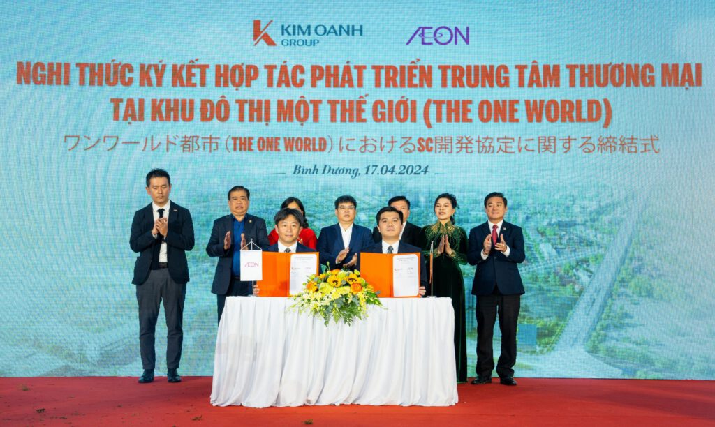 Đại diện 2 bên Kim Oanh Group và AEON Việt Nam ký kết hợp tác phát triển trung tâm thương mại tại dự án Một Thế Giới - The One World