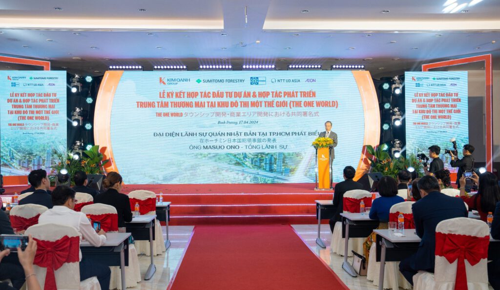 Ông Masuo Ono - Tổng lãnh sự Nhật Bản tại TP.HCM chúc mừng sự hợp tác của Kim Oanh Group cùng 4 đối tác Nhật Bản. Ông cho rằng, sự kiện này không chỉ đánh dấu bước tiến trong phát triển của dự án Một Thế Giới - The One World mà còn thể hiện lòng tin và cam kết của các nhà đầu tư Nhật Bản đối với môi trường đầu tư tại Việt Nam nói chung, tỉnh Bình Dương nói riêng.