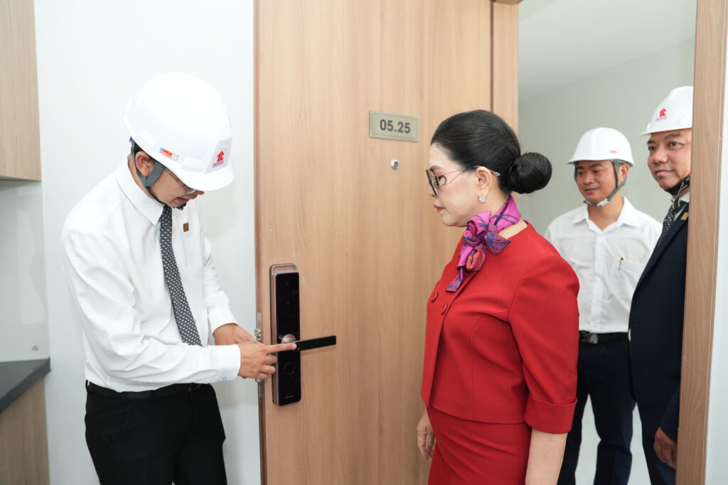 Bà Đặng Thị Kim Oanh - Chủ tịch HĐQT, Tổng giám đốc Kim Oanh Group – đích thân kiểm tra kỹ lưỡng từng chi tiết trong căn hộ, đảm bảo chất lượng tốt nhất khi bàn giao cho khách hàng.