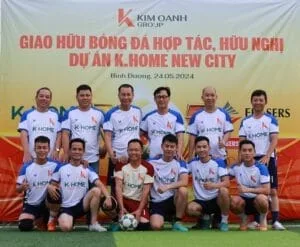 Các cầu thủ đội Kim Oanh Group vào sân với tinh thần vui vẻ
