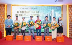 Bà Nguyễn Ngọc Ánh và ông Omori Daisuke trao chìa khóa tượng trưng và tặng quà cho cư dân Legacy Central