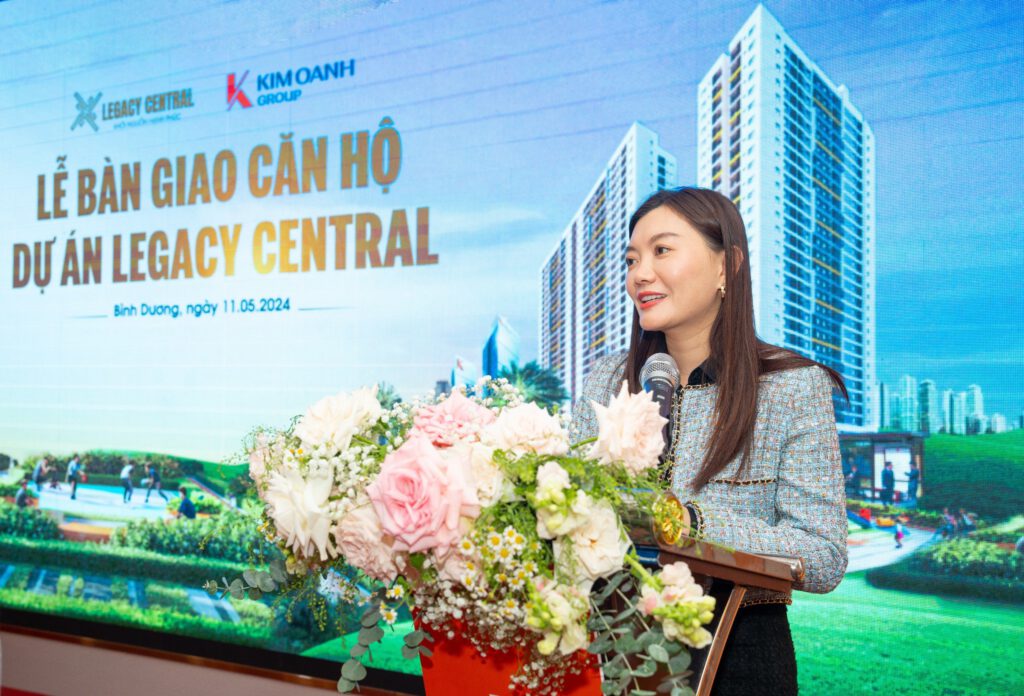 Bà Nguyễn Ngọc Ánh phát biểu chúc mừng cư dân nhận bàn giao căn hộ Legacy Central