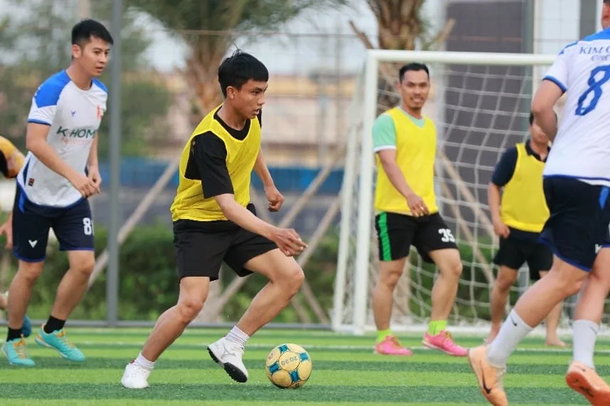 Sau tiếng còi khai cuộc, hai đội hào hứng bước vào trận đấu