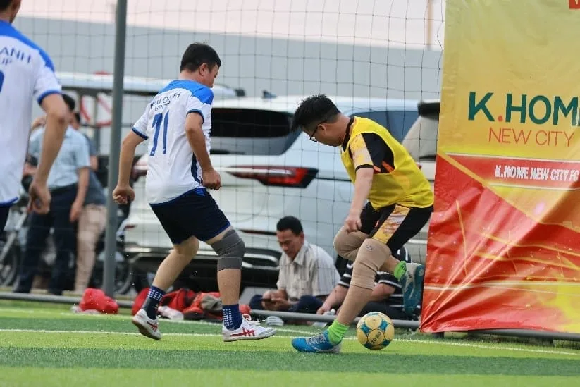 Mỗi người chơi đều nỗ lực hết mình để giành quyền kiểm soát bóng