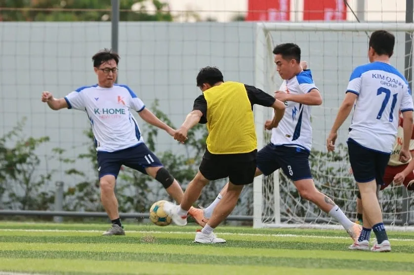 Và không ngại các tình huống tranh chấp gay cấn trong “vòng vây” của đội bạn…