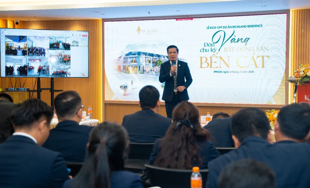 Ông Tô Duy Chinh – Giám đốc Khối Kinh doanh - chia sẻ chính sách bán hàng, chính sách ưu đãi dành cho khách hàng