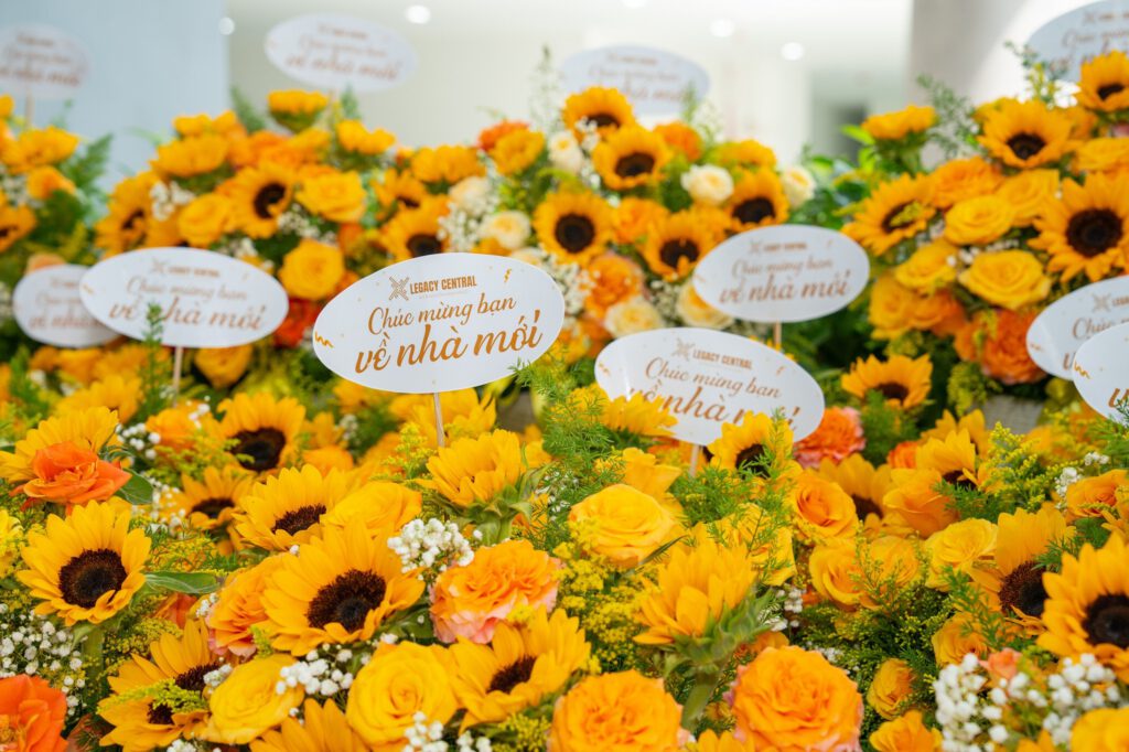 Những lẵng hoa tươi thắm được Kim Oanh Group chuẩn bị dành tặng quý cư dân