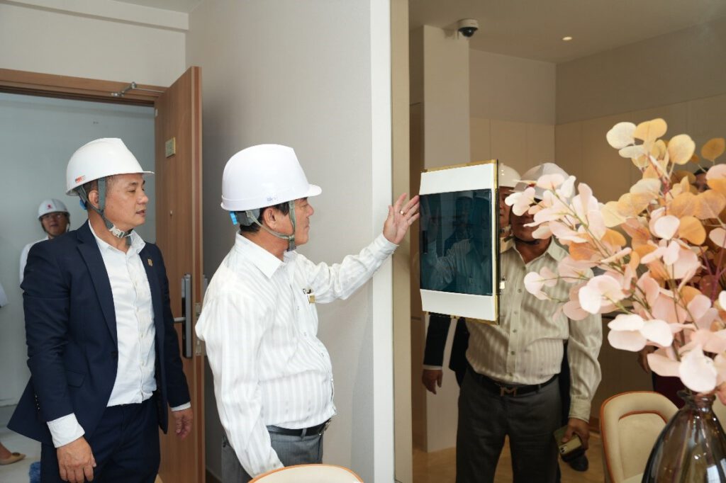 Ông Nguyễn Thuận – Phó Chủ tịch HĐQT Kim Oanh Group – đang kiểm tra một hạng mục trong căn hộ Legacy Central