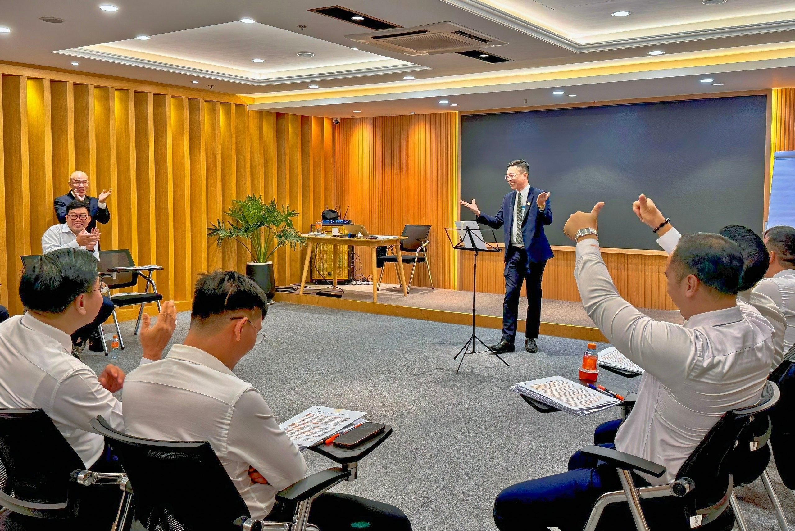Cấp quản lý của Kim Oanh Group tham gia chương trình huấn luyện “Năng lực trình bày thực tiễn và truyền cảm hứng”