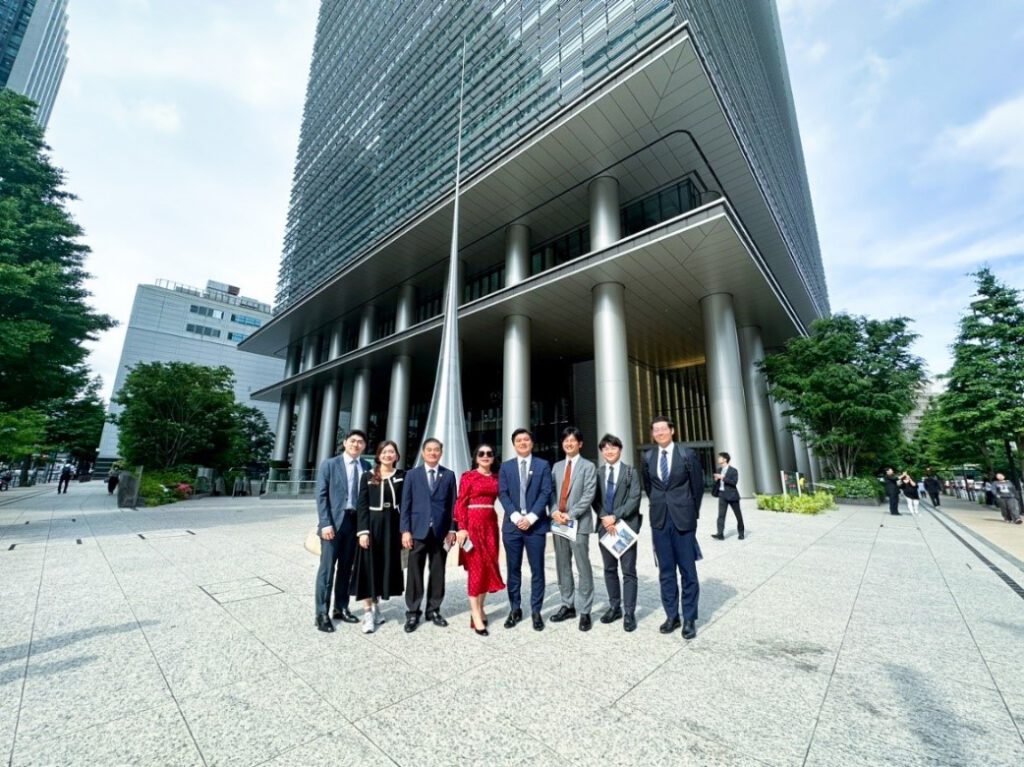 Ban lãnh đạo Kim Oanh Group chụp ảnh lưu niệm tại tòa nhà văn phòng của NTT Urban Development