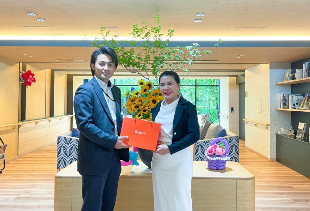 Bà Đặng Thị Kim Oanh tặng quà đại diện Viện Dưỡng lão của Sumitomo Forestry