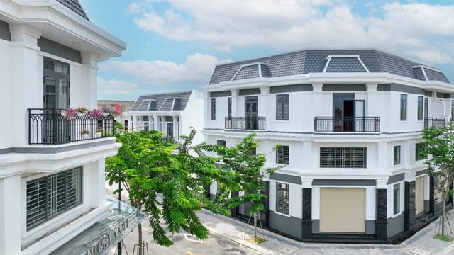 Một dãy nhà phố kiến trúc châu Âu của Richland Residence đã hoàn thiện sắc nét