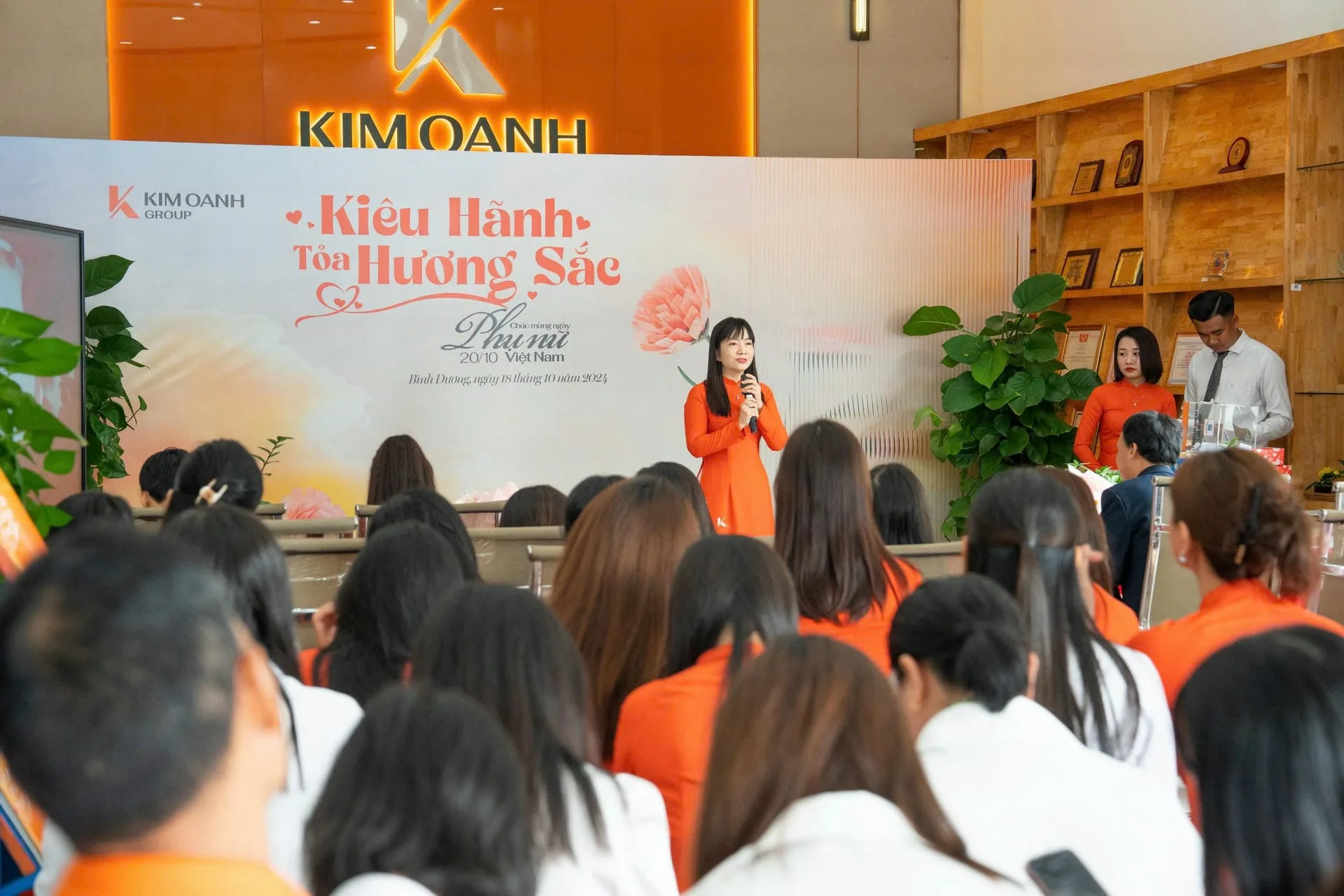 Chị Lê Thị Hạnh – Giám đốc chi nhánh Thành Phố Mới đại diện phái đẹp chi nhánh cảm sự quan tâm và tình cảm từ phái mạnh