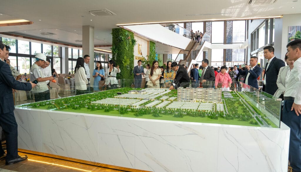 Khách hàng tham quan nhà mẫu K-Home