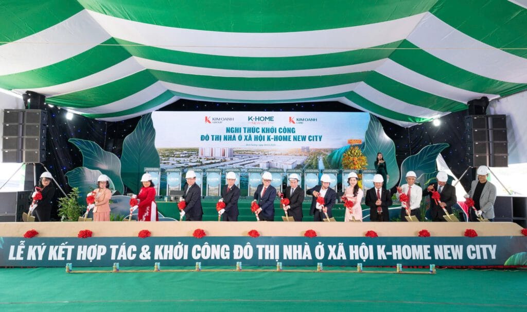 Lãnh đạo Bộ Xây dựng, lãnh đạo tỉnh Bình Dương cùng Ban lãnh đạo Kim Oanh Group thực hiện nghi thức xúc cát khởi công dự án K-Home New City.